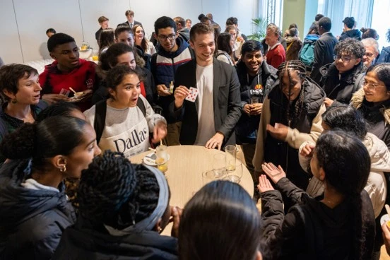 Idée animation soirée étudiante : magicien